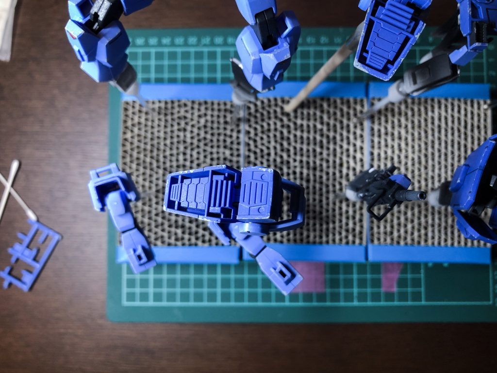 パーツのカドになる部分に薄目のグレーで汚しを。スポンジでポンポンと軽く。部分塗装のアラ隠しです。
トップコートはプレミアムつや消し。あれはしっとりマットな質感がすごいですね。