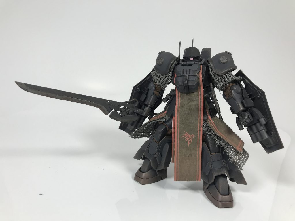 試作型大口径5連魔導砲を両腕に装備した状態。
防御力と攻撃力を高いレベルで求めた仕様であったが、重量がかさみすぎたため、本来の運動性を潰す結果となってしまった。