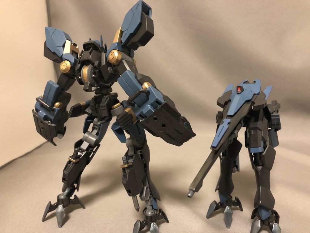 フロント&バックショット。
腕をダンタリオンにしてアインの時よりもより異形感を出してます
二足歩行型支援機はジェネレーターを持たないのでバスターライフルはこの時点では高出力をあまり出せない。
作ってる途中から鳥のキウイに見えて来たのでそのままキーウィって呼んでます