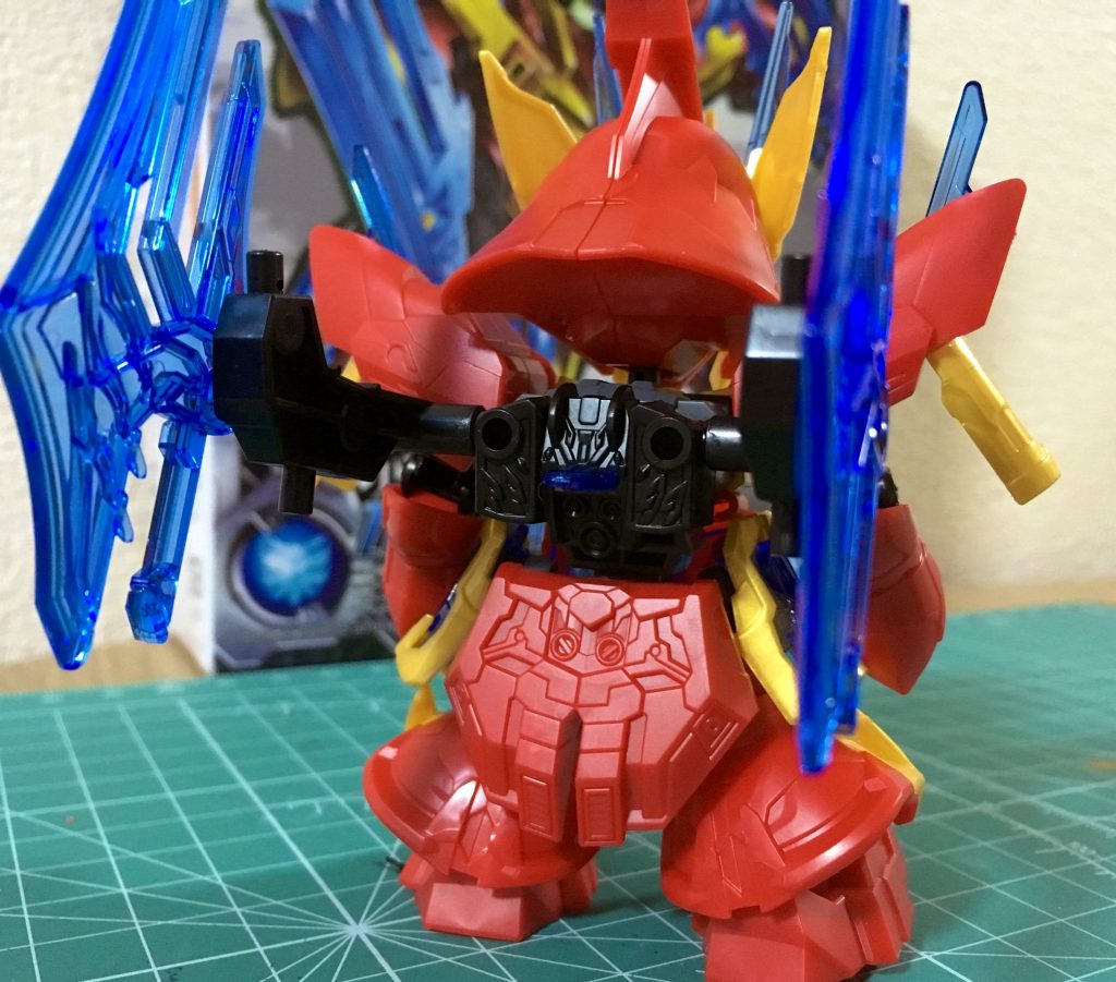 三国創傑伝は「SDガンダム史上最高峰のパーツ色分け成型!」を謳うだけあって他の主役級キットは色分け凄かったですが、なぜか張遼サザビーは致命的な程に色分けする気がない成型色となっておりました。