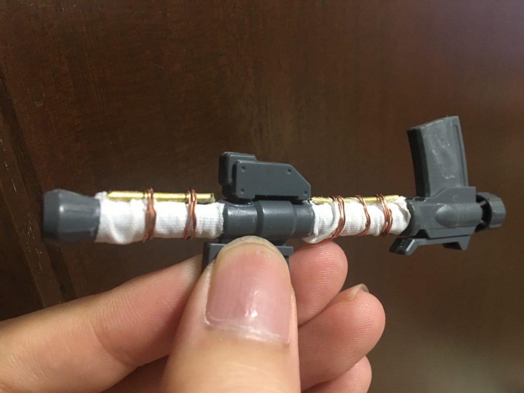 サーマルジャケットは薬局で布タイプのサージカルテープを購入。幅に余裕を持たせて縦に細切りし、これまた余裕を持たせて巻きつけた後に左右をぐっぐっと寄せてシワをつけました。布同士の継ぎ目は巻きつけるもので隠します。
この際細切りしたサージカルテープに、余った方を指で転がして閃光花火のように棒状に丸めて接着面の中央に置きました。これで多少はふっくらした‥はず。次回はもう少し改善します。
ここでは銅線ですが、後で100均で0.9mmのビニール皮膜の銅線を買って変えました。
真鍮線も外してます。