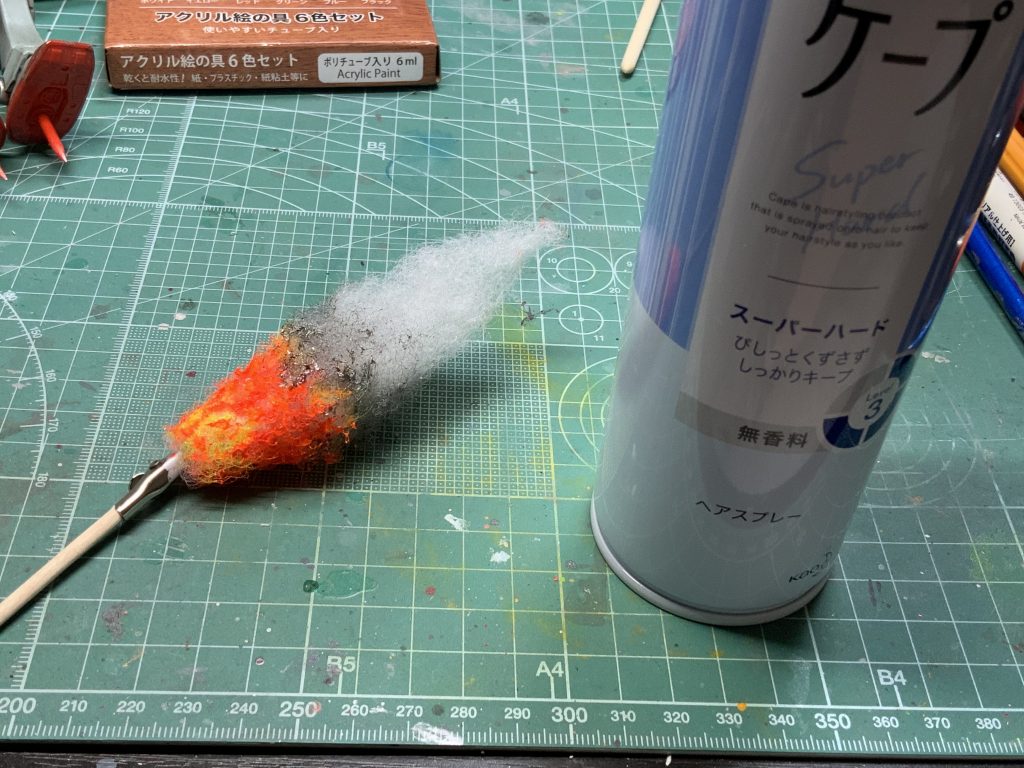 綿をモデラーの方には有名なケープのスーパーハードで固めて、イエロー、レッド、グレーで筆塗りしてグラデぽく仕上げます。
