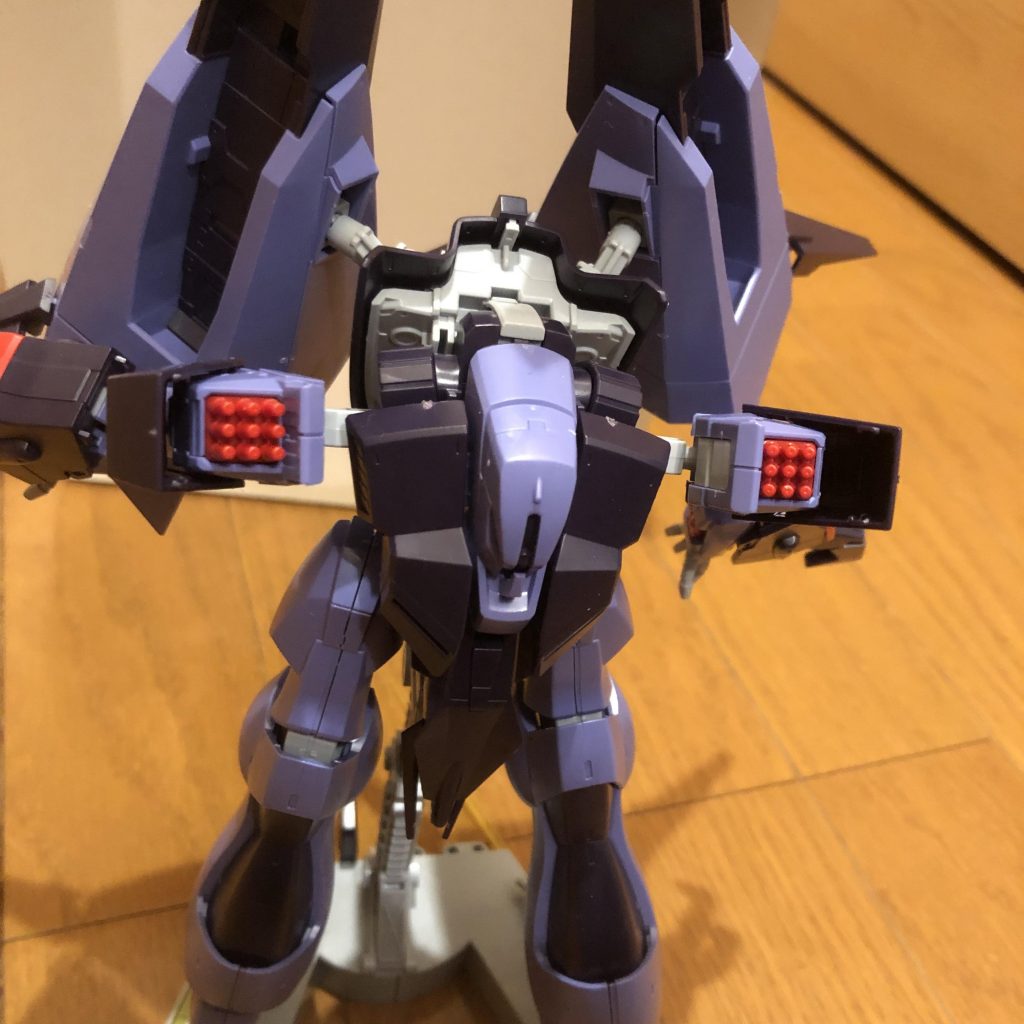 肩のミサイル展開。
関節はABSなので、保持力はありますが塗装する時は注意。