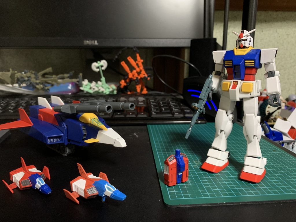 Gファイターとガンダム、コア・ファイター。
コア・ファイターはGスカイ用と単品とGブル用で3種。
単品は他所から持ってきた。