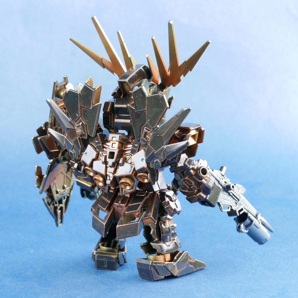 いったんラッカー系で全体を金色にした後にエナメル系で黒い色を筆塗り。エッジに自然と金が見えて良い感じ。