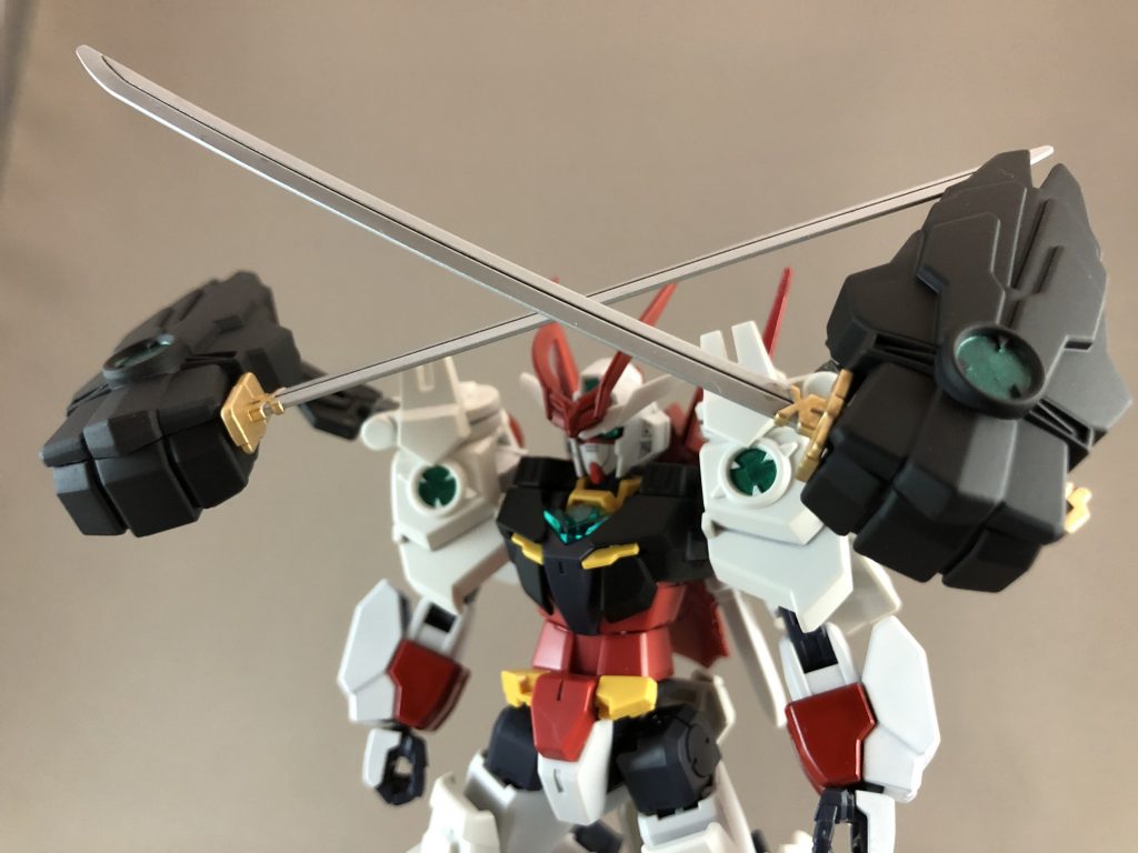 肩アーマーも稼働します。
とはいえかっこいいポーズが思いつかず無難ショット。