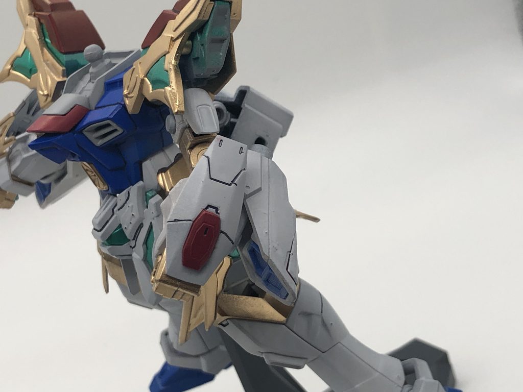 肩の間に二の腕、腕に袖を着けます。