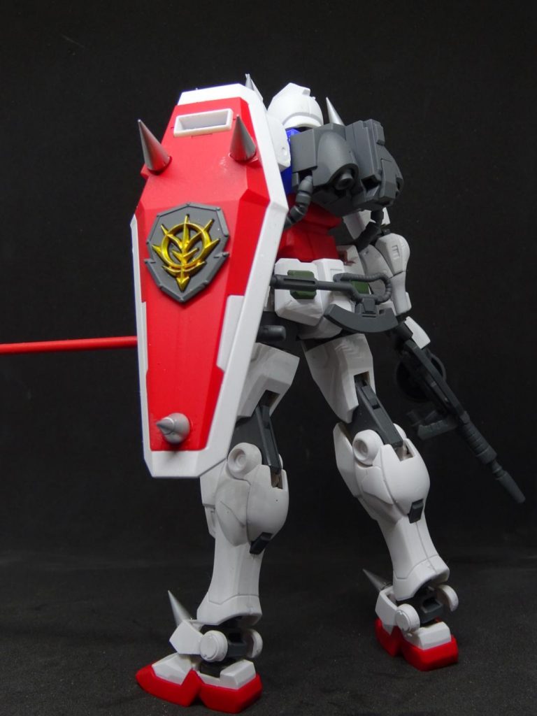 シールドにもトゲ。偽物とバレバレのジオンのレリーフ。