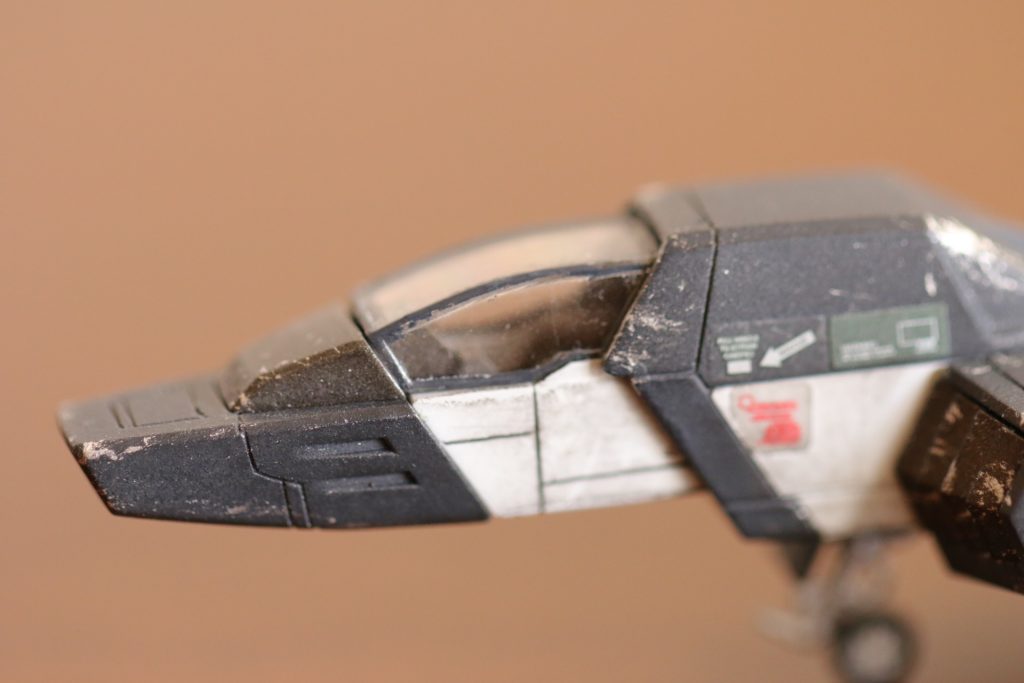 【コクピット】
この辺もスジボリは増やしてます。
何気に頑張ったのは、いわゆる「キャノピー」の枠部分。ちゃんとマスキングして、スプレー吹いて枠を作りこみました。
これだけでもかなり印象変わる気がします、というか、変わってくれ。