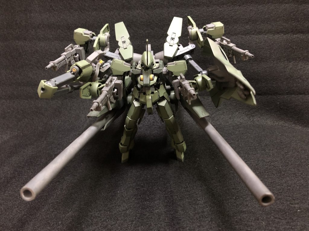 正面。
ライフル二丁と大型シールド、そしてバスターアンカーが追加武装です。