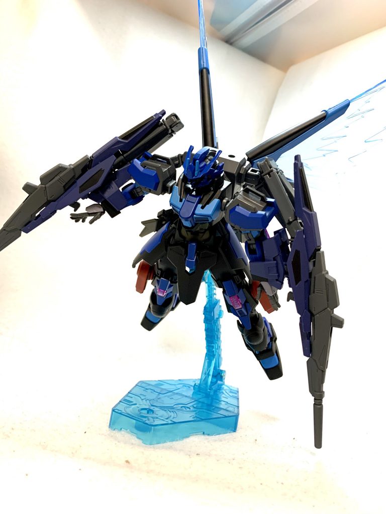 ミノフスキードライブで飛びながらビームライフルで撃っていく。バックパック直結なので威力は向上している