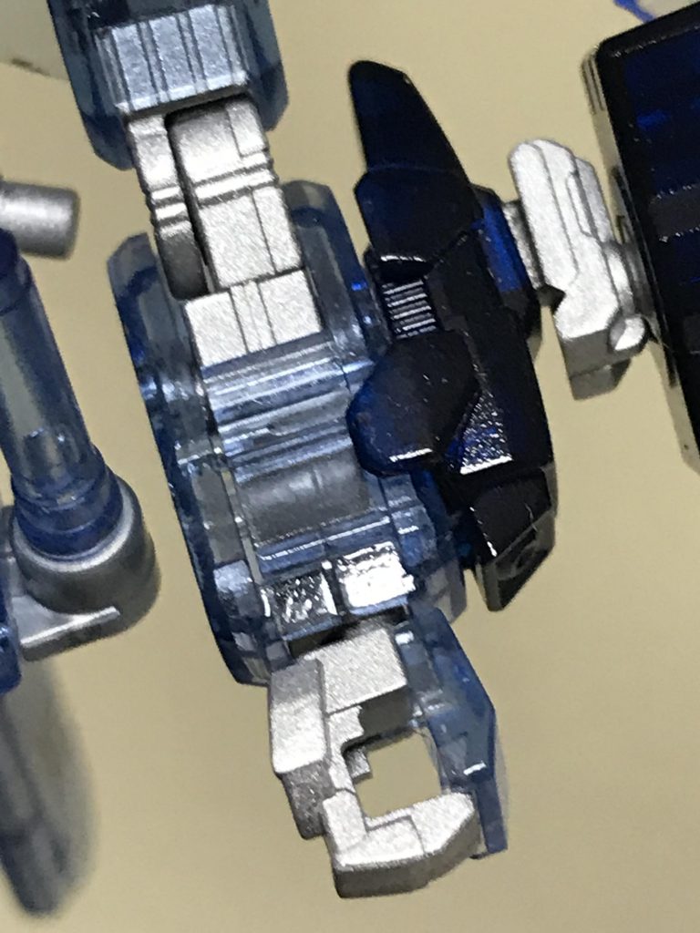 関節部分は シルバーで塗装しました。