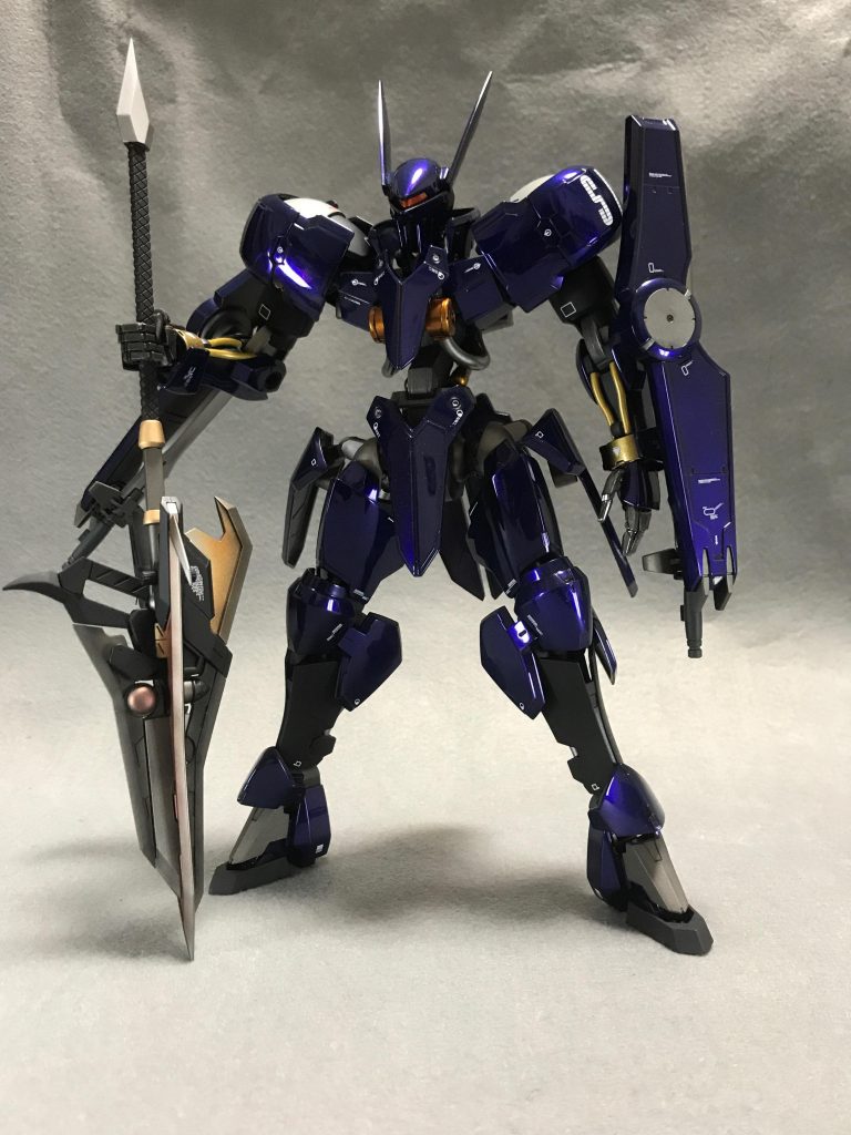 カラーリングと武器以外はキットのままでございます。
自分専用機という事でバルバトスのメイス的な武器を持たせたかったのでコトブキヤさんの武器を持たせてます。
結構似合う。

メインの青はクレオスの黒下地にアメジストパープル→クリアブルーを重ね塗りしました。
