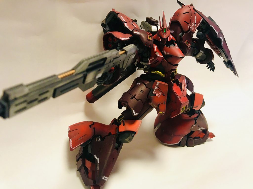 ジャキッ!構えるサザビー!