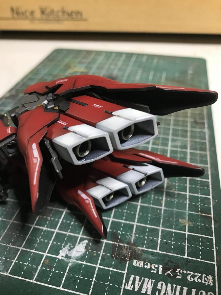 基本黒サフ下地で、各色を重ねております。
黒サフ
クールホワイト
ガンダムカラーのシナンジュレッド
焼鉄色
メタリックカラーのアルミ
ポイントとして…
ゴールドリーフ
ニュートラルグレー
黄橙色