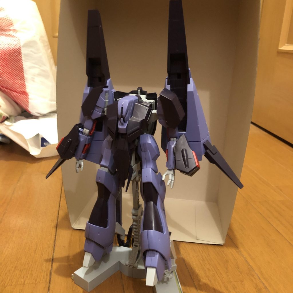 専用スタンドがつきます。
組み立てにビス止めを必要としますので、プラスドライバーを用意しましょう。