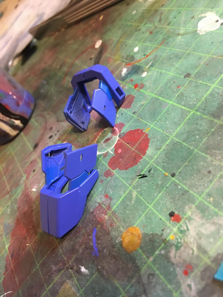 わかりづらいですが比較的に多い色の外装はこんな感じ。紫と青を使い分けてます