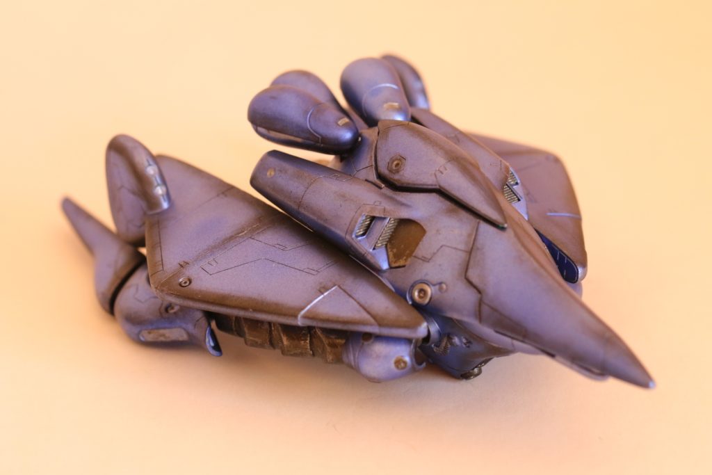 【側面】
斜め前から。全体はガンダムマーカーのメタヴァイオレットで、要所要所にスジボリを加えています。今まで通りの作成手法ですが、密度は一番高く出来たかと思います。
元キットのままだと、ちょっとのっぺりし過ぎているきらいがありました。