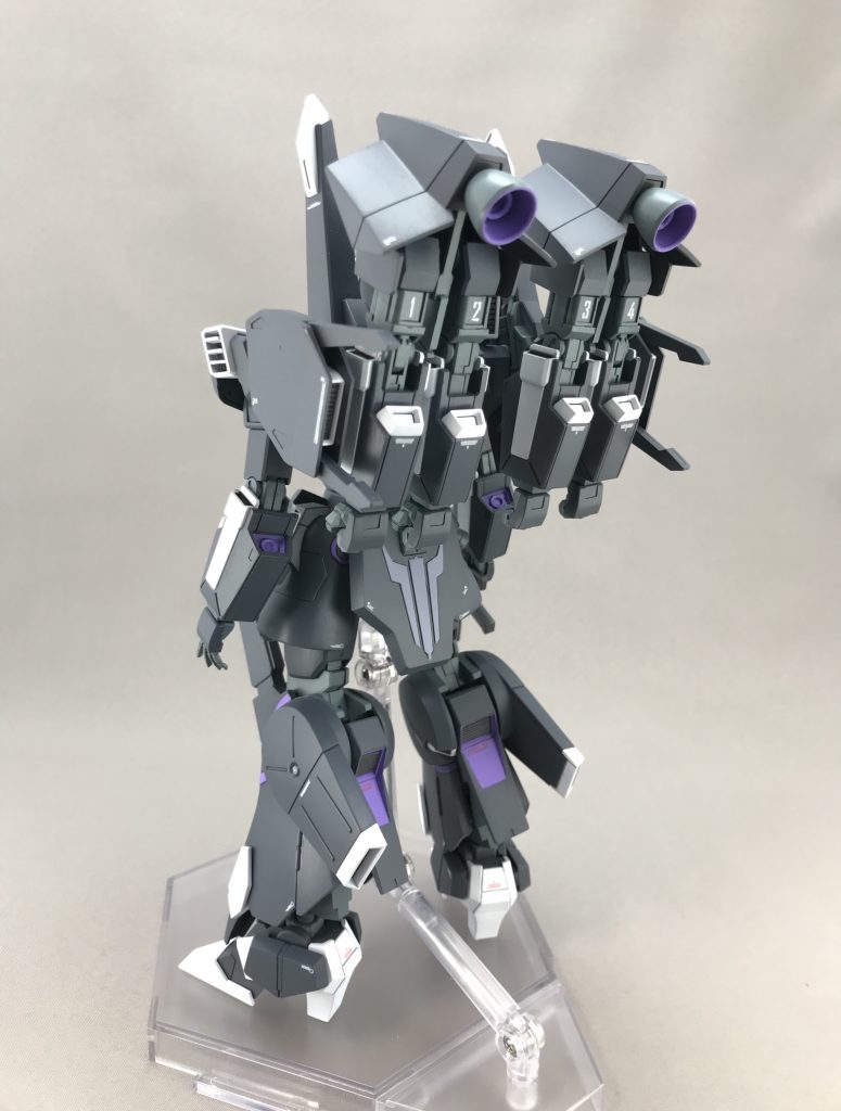 予備腕もビームハンドで飛ばすため、上下逆にしました。数字のデカールはお気に入りです。
スカート裏、肩アーマー裏はプラ板を、各スラスターにはスリットプラ板を貼り、肩はファン状にしました。
