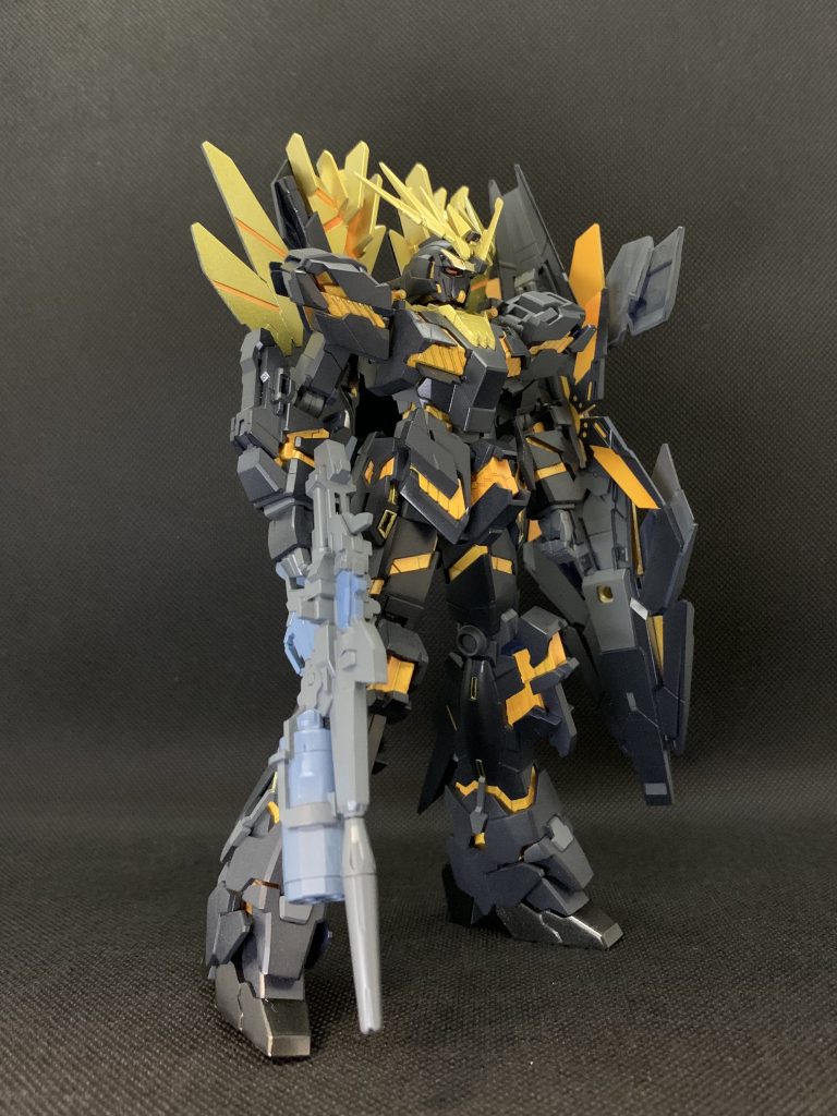 HG規格のガンプラをまともに作ったのは初めてでした。全塗装しています。クリアパーツのサイコフレームも蛍光色で塗ってます。