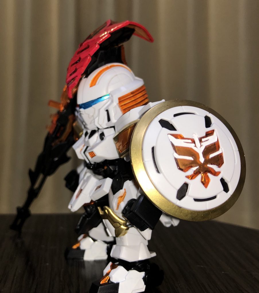 シールドの模様はエングレービングっぽいので、塗装後にナイフで塗膜を削って処理