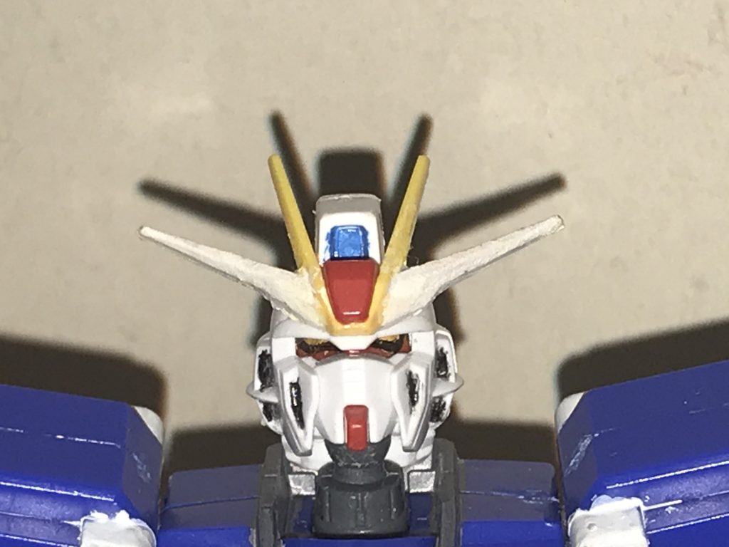 解説機体名:インパルスガンダム全高:15.9m重量:5.4tとある少年探偵が設計した高性能MSであり、本機はザフト軍の「ZGMF-X56S インパルス」のオリジナル機となっている。外観ツインアイが黄色になっている事を除けばザフト軍のもの変わらないが、こちらのインパルスにはコアスプレンダーやチェストフライヤー(上半身)とレッグフライヤー(下半身)の合体分離機構が存在せず、1体のスタンダードなMSとして完成している。コックピットは、胸部に存在する。パイロット(主人公)の独自設定ショウヤ本機のパイロットとして戦う少年。ナチュラルの15歳でありながら、頭脳、知識、技術、精神力、身体能力など、あらゆる分野で常人を遥かに凌駕しており、正に「何でも容易く熟す完璧超人」と言われる超天才少年。エンジニアや技術者としても優秀であり、ショウヤの手によって一から設計されたのが本機である。そんな彼の性格だが、自らの師匠数名を除いて、基本的に誰であっても「敬語を使わず、傲慢にもならず、素の自分を隠さずに接する」タイプで、「正義でも大義でもなく、自分から見返りを求めず、自分のエゴで誰かの力になる」という信条の持ち主でもある。日本に在籍しながら日々を静かに過ごす彼だが、敵対する者には冷徹で容赦がなく、過去には何と政府高官や反社会的勢力をも1人で捻じ伏せ、果ては8つ以上もの暴力団や犯罪組織を壊滅に追い込んだ事がある。他にも、東京中央銀行などの大銀行や大物政治家のみならず、巨大勢力である連邦軍であろうとも、媚びない態度を一切崩さず、特に腐敗や不正を平然と行う輩に対しては暴力や論破を辞さない。ただし、あくまで「腐敗や不正を行って私腹を肥やす」「他人を蹴落として私利私欲を働く」といった輩に対しての態度であって、それらの組織に属していても、真っ当な人間、不正や悪事に直接関係のない人物に対しては、基本的に対等に接する。そのため、連邦軍の真っ当な総司令には、相応の信頼を置いたり、彼が認めた善良な人間であれば打ち解けられる。そんな実績と恐ろしさから、裏社会の人間にも恐れられ、逆に市民から英雄視されている他、高潔な軍人や官僚には崇拝される事さえある。ショウヤを慕うヒロインについて月天 シャオ日本でも有数とされる「月天財閥」の元令嬢であったが、現在は自ら志願して、ショウヤの秘書兼メイドとなる。ナチュラル、15歳。淡紫の髪が特徴で、非常に容姿端麗な美少女。純粋で心優しく生真面目な性格だが、少々天然な一面もある。ショウヤの事を「様」付けで呼び、敬意と好意を持って接する。5年前は、父である会長と一緒にレストランに食事をしていた際に、強盗事件に巻き込まれて人質にされてしまったところを、ショウヤに助けられていた。その時の彼は、自分から名乗りは上げなかったものの、シャオも会長も助けられた恩義を感じていて、彼が有名人になっていた事もあって覚えていた。それから時が経って現在、会長と共に幸せに過ごしていたシャオだったが、今度は別組織によって人質にされてしまい、会長は改めてショウヤにシャオ救出を依頼。だが、その組織のボスは、会長は呼び出し、シャオの命と引き換えに財閥の権利譲渡を要求する。会長はやむなく、権利放棄を明示すべく、スマホの操作画面をボスに見せるが、当のボスは最初からシャオを解放する気はなく、権利を奪った後は会長共々シャオも殺すつもりだった。しかし、シャオはその目論見を最初から気付いていて、彼女は自分よりも会長に逃げるように促すも、組織のボスは痺れを切らして発砲するも、シャオを庇った会長が撃たれてしまう。そしてボスは、倒れた会長からスマホを奪い取り、そのまま財閥資産を放棄を操作するが、そのタイミングでショウヤが駆け付けて、ボスも含めて組織の構成員はまとめて倒され、シャオは無事に救出される。だが、既に致命傷を受けていた会長は「再びシャオが救われた」事実に喜び、彼女にショウヤが自分たちの恩人である事を伝えて、安心しながら息を引き取った。その後、組織の生き残った構成員は、逆恨みで財閥の本邸を爆破。更にボスもまた、倒れる直前に「財閥資産の放棄」の手続きだけは完了していた。その結果、月天財閥は破綻し、父は殺されてしまう事となったが、シャオが流した涙は、悲しみだけではなく、恩人に出会い「彼に仕えて生きる」という希望を見つけた喜びでもあった。※キャラクターモチーフは、アニメ「まもって守護月天」のシャオリンです。チームプリズムそんなショウヤが11歳に創設した非合法私立組織「チームプリズム」は、彼自らがリーダーと務めており、MSや武装類を多く保持する。また、各分野のプロが集まる少年探偵団を兼業しており、探偵業としての依頼成功率は75%。この組織が非合法とされる理由は、戦争や組織に対する武力介入、違法取引、個人情報漏洩やプライバシー侵害を厭わない法外的活動だが、これらを行う理由が「政府上層部による圧政・独裁に対する粛清」「各国の人種問題の解決」「戦争や紛争への対処」であり、薬物関係や人身売買には一切手を染めないどころか、これらの検挙に動く事さえある。本機の経歴について元々は、西暦2007年にショウヤが独自に設計して作り上げたワンオフ機だったが、実はザフト軍は、製造以前からインパルスガンダムの設計図のデータを盗もうと計画していた。しかし、それを予期していたショウヤは、設計図を一部書き換えた上で、敢えて流出した。結果として、設計図を手に入れたザフト軍は数年後に、本機と同名の「ZGMF-X56S インパルス」という高性能MSを建造したのだった。そして、ショウヤが設計したインパルスガンダムは、ザフト軍のそれとは違う形………つまり「ZGMF-X56S インパルス」のオリジナル機として完成していた。