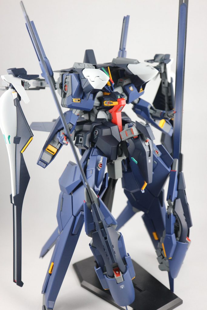 股間のブースターユニットはフルドドⅡ拡張セットの説明書に指定されているヘイズルⅡ付属のものを付けるとバランスが悪かったので、小型のものをプラ板によるスクラッチで製作しています。
(2月発売のHGUCハイゼンスレイⅡラーには同様の新規パーツが付属しますがそこまで待てない!)
またコンポジットシールドブースターのブレードはニコイチで延長しています。