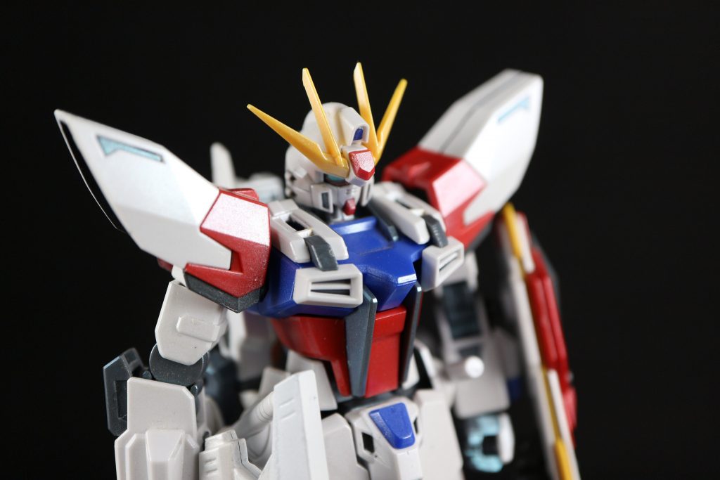 基本塗装の後、プラフスキー粒子を纏った状態を意識して全体的にクリアパールを塗装しています。また、RGシステム起動時イメージで関節部はブルー&グリーン系のクリアパールを塗布して、見る角度によってグレーが光り輝いてるようにしています。