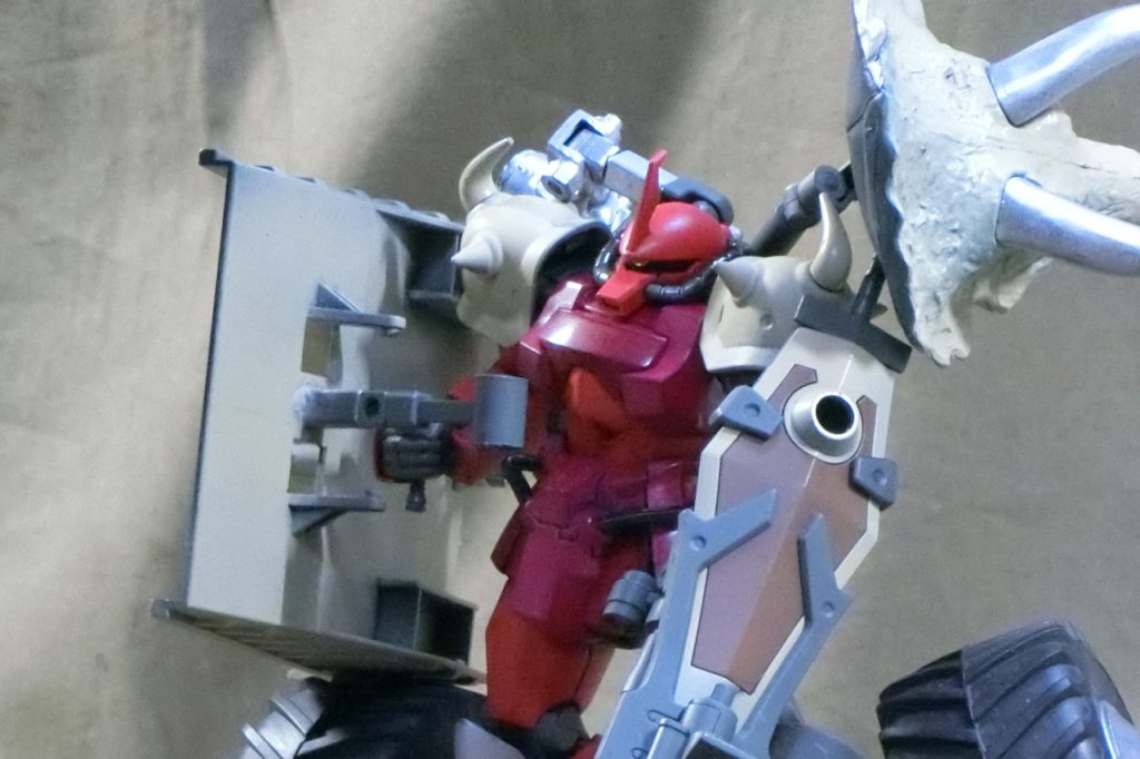 武装はグフ・カスタムのもの据え置き。さらに背中のバケットシールドは着脱、手持ちが可能。