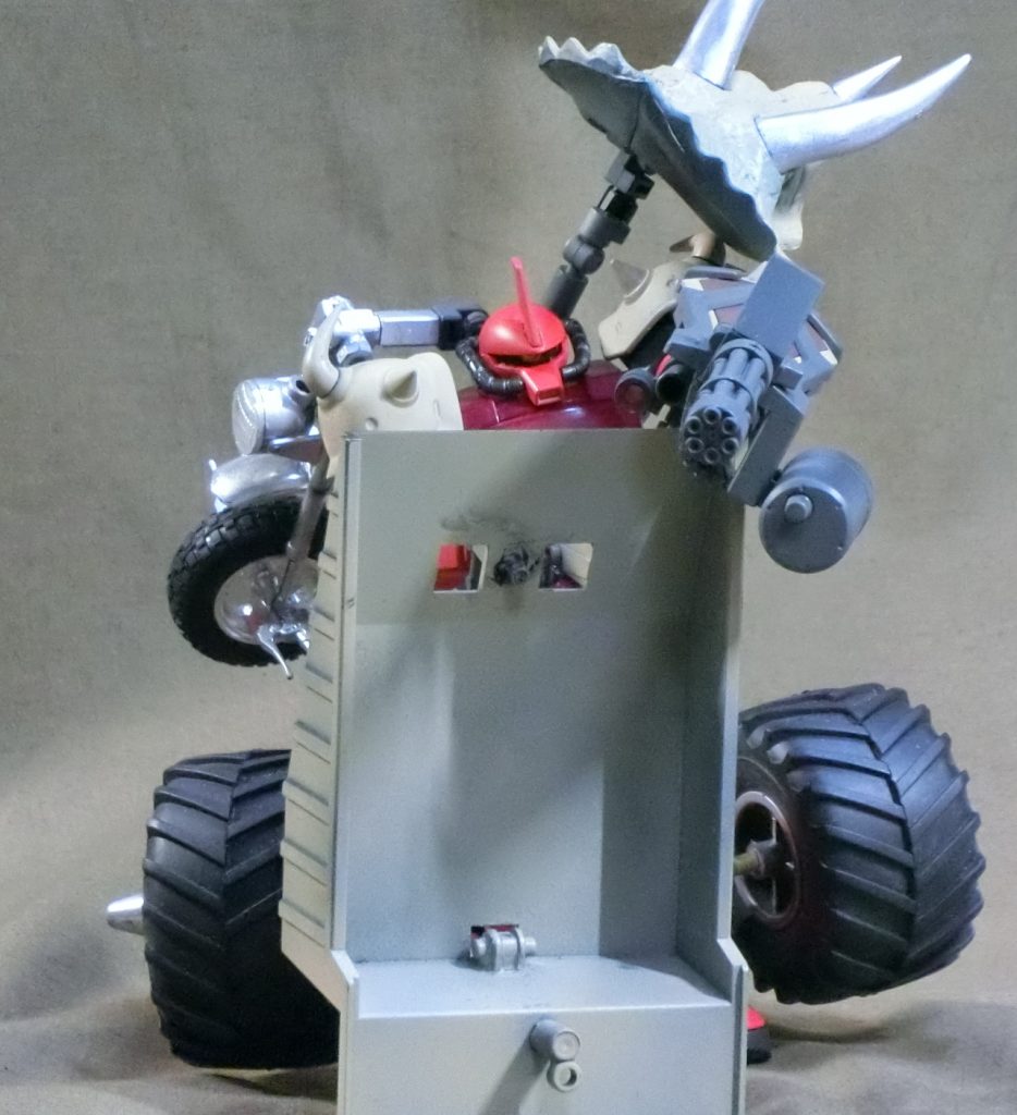 シールド面積の広さが売りだが重量も相応のものなので取り回しは悪い。