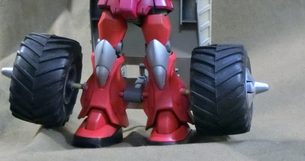 バケットシールド裏のパイプに脹脛内側のパーツを通して。