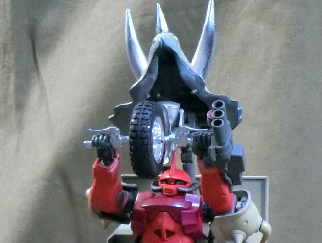 バックパックに備わったホイールとセンサーユニットを頭上にまとめて。