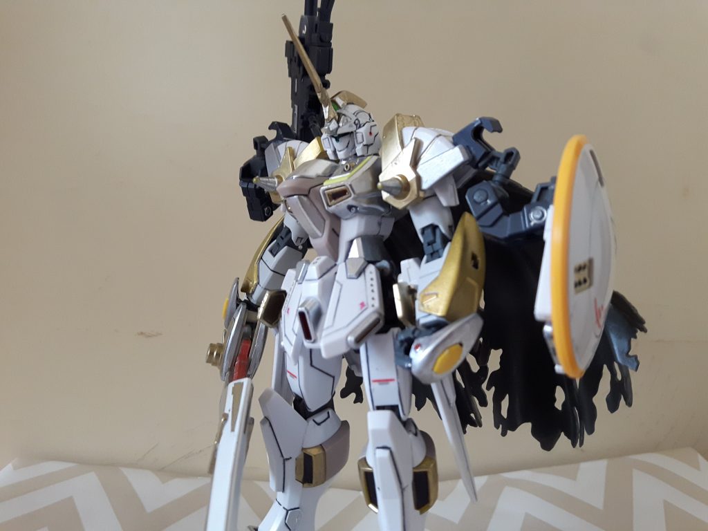 頭部が好みじゃなくてユニコーンガンダムにまるっと交換。肩にRGトールギスの武器と盾に交換してます。