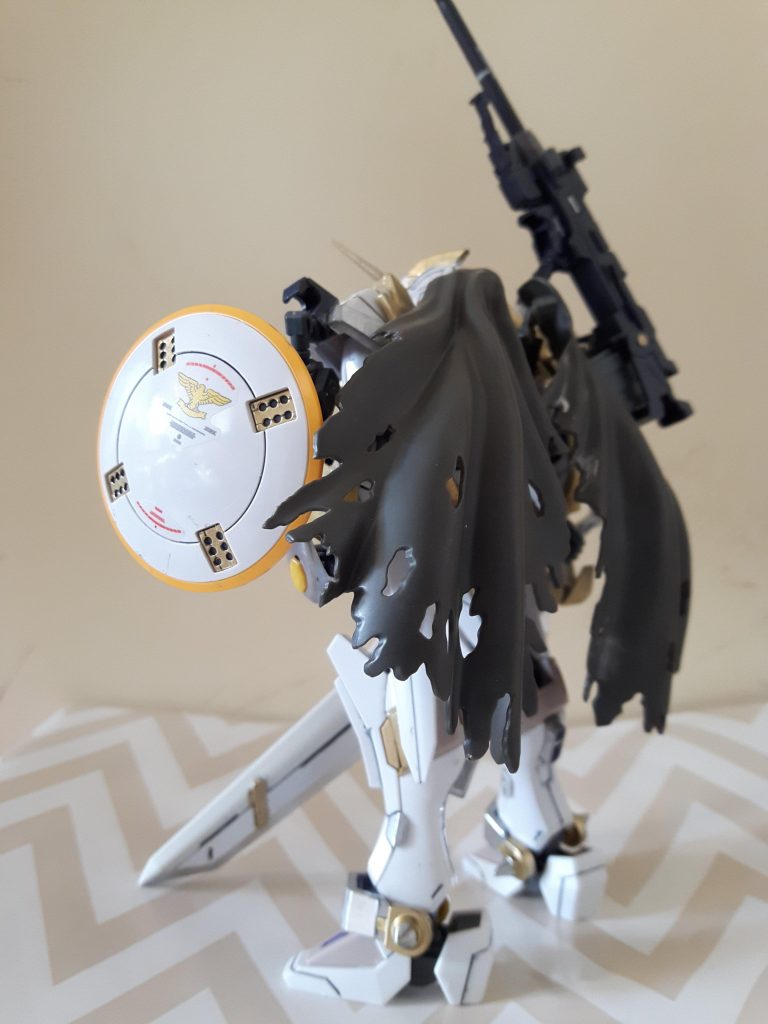 後ろのマントもRGクロスボーンのマントに変更。ジャスティスのレビューみてつけたかったのです。