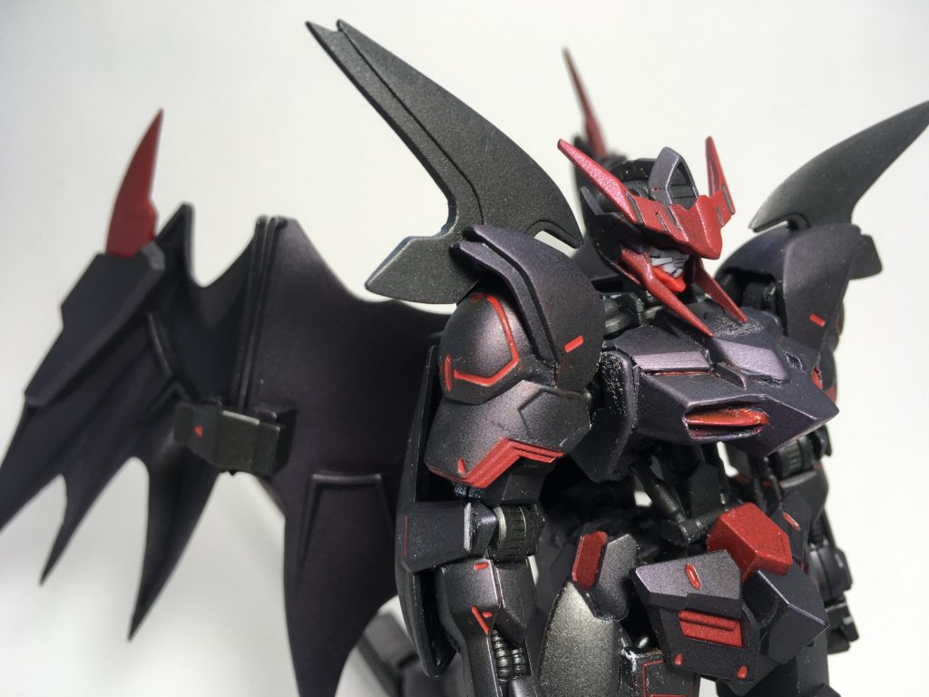 デスサイズヘルのパーツを貼り付けた箇所は肩と腕
胸部もデスサイズヘルの胸でボリュームアップ
頬にはデスサイズヘルのアンテナ