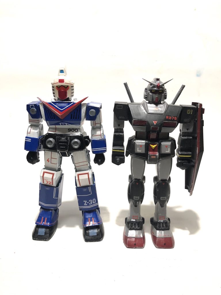 1/100プロトタイプガンダムと
結構フォルムは違う。
カラーリングはバイソン、スーパーリアルタイプバイソン、バトルコマンドバルカン等、三種類を参考にしました☆
およそ300年後の地球人の設定なのでコーションの英数字はOKって解釈☆