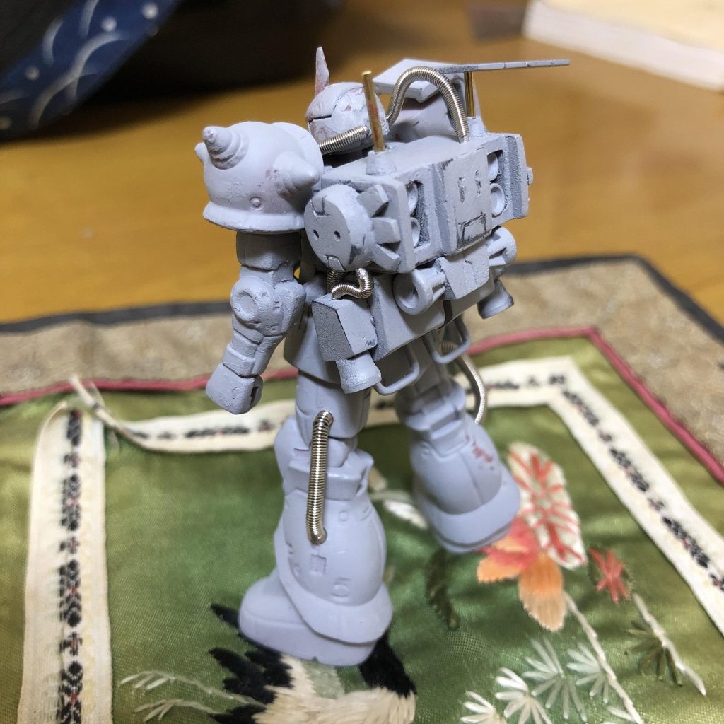 マインレイヤー部分:
両端の丸い部品はザクマシンガンのドラムを使っています。
エアダクトみたいな四角い部分はミサイルポッド、白いカバーみたいなやつはネームプレートやスタンドを薄く削ってプラ板みたいにしたものを切り貼りしています。マインレイヤーの発射口やバーニャ部分はバズーカ、ライフル、ジャイアントホークから形の似てる部分を削り出して作りました。プラ板は一切使用していません。