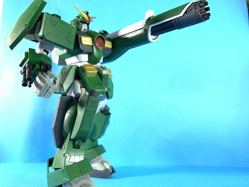 インナーアームガトリング。本機のメイン武装。バチクソカッコいいですが今回の仕様では拳がデカ過ぎて差し替えるハメに…。アーム基部を外さないと自由に動かせないのはプラモの弱点。