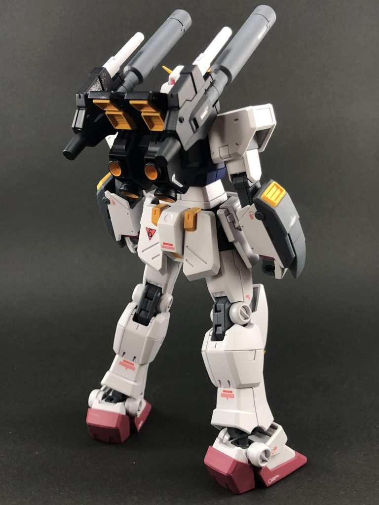 まずは未完成状態で。色分けが足りていない黄色部分と、袖口、スリッパを好みで赤に塗ってます。それ以外の部分は成形色のまま、プレミアムトップコートのつや消しで仕上げてます。
個人的にカードビルダー0079でのイラストとGFFの印象が強いので、そちらに寄せています。腕部グレネードが取り外しできればよかったんですが、作品によっては未完成状態でも付いてるんですね...