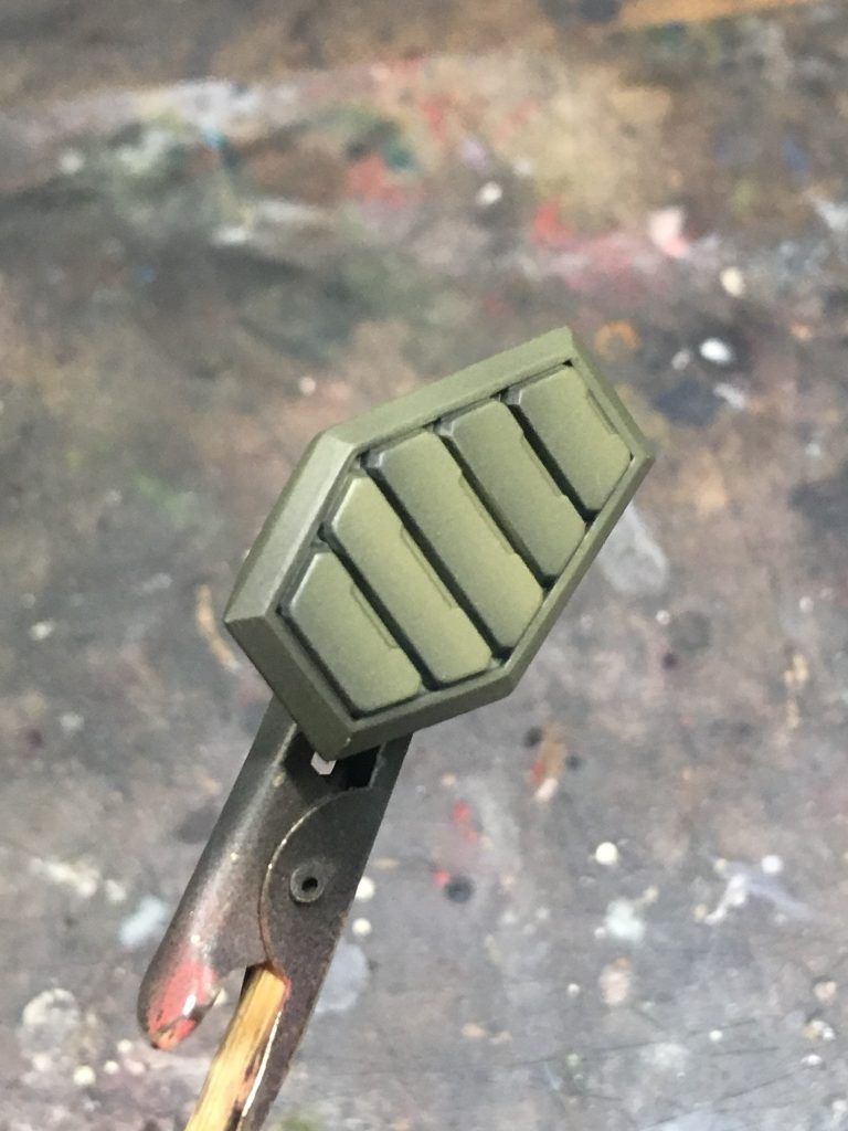 左腕ガントレットです。かなりコントラストをつけています。