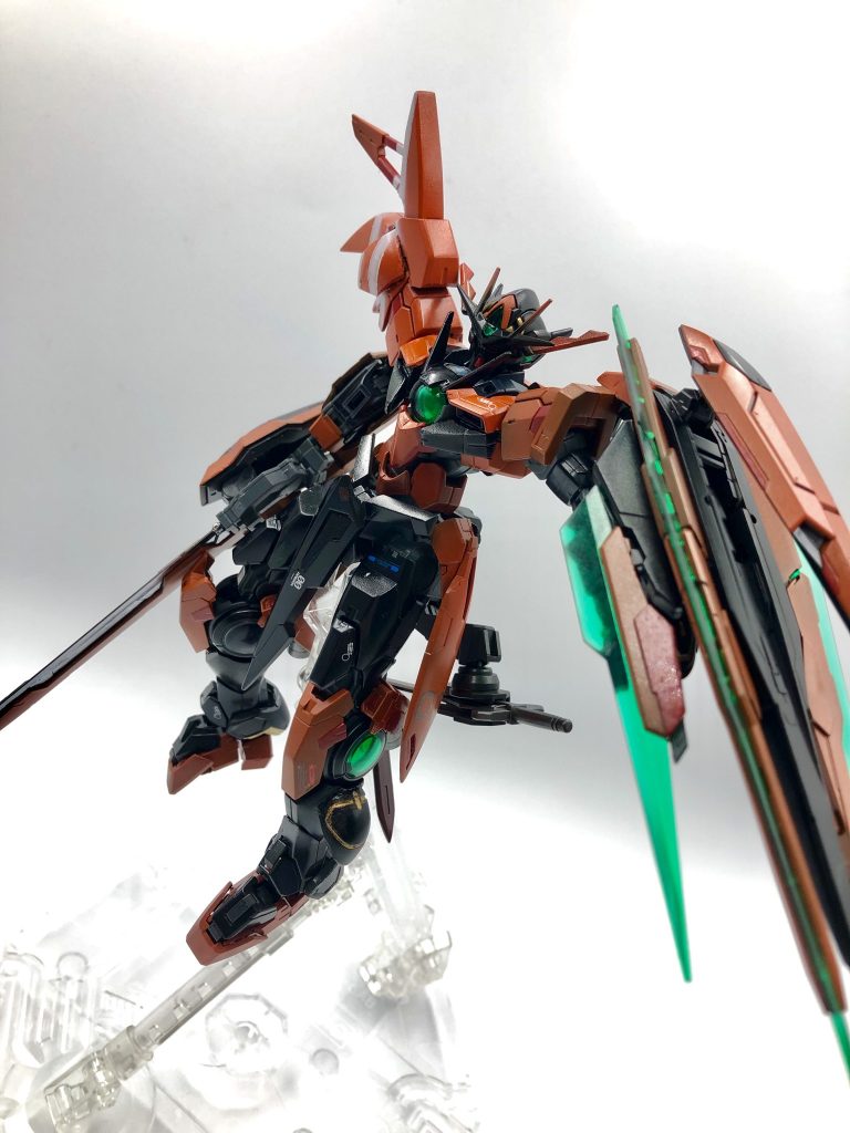 カラーは、サザビーレッドやシャインレッド、サンシャインイエロー、オレンジなどを調色して塗装しました。
写真では見にくいですが、ボディの黒は
黒サフ吹いてからクロームメッキ塗装して、クリアーブラックでツヤツヤにしてます。