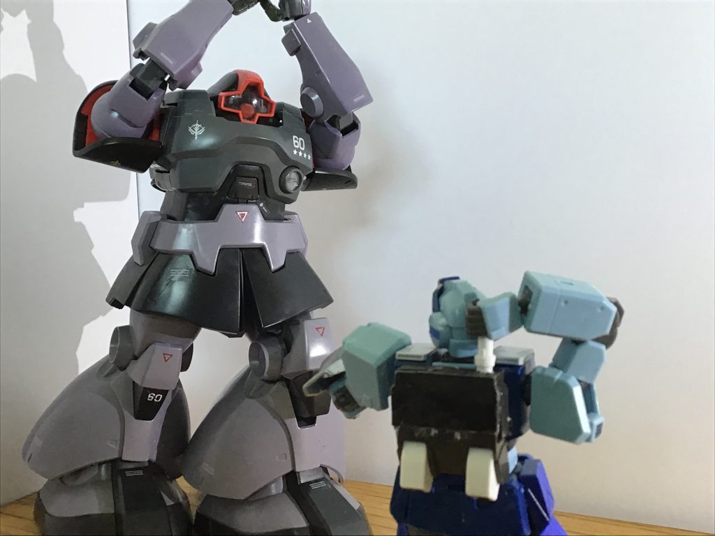 背中のビームサーベルに手が届きます