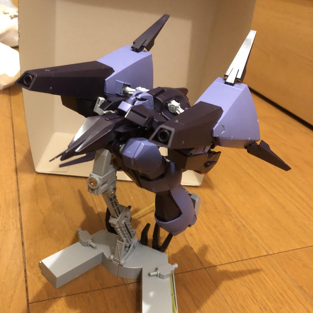 一部差し替えで変形します。
重心が変化するため、スタンドの角度を変えましょう。