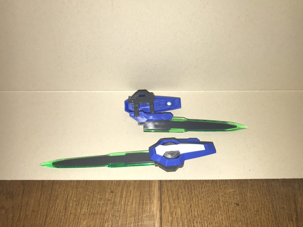 プリズムソード刃部は実体兵器だが、アルティメット細胞から得られる強大な力によって、表面は見えないビームサーベルを纏った状態になっており、凄まじい斬撃力を発揮し、PS装甲やナノラミネートアーマーはおろか、巨大な要塞や小惑星すらも切断してしまうほどの驚異的な攻撃力を誇る。また、実体兵器でありながら、ビームサーベルと「斬り結ぶ」こともできる。ライフルモード刀身を折り畳むことで銃身を展開する事で、ビームライフルとしても使用可能な形態。威力と連射性は、デスティニーインパルスガンダムの高エネルギー長射程ビーム砲を遥かに凌駕し、こちらもPS装甲やナノラミネートアーマーだけでなく、戦艦すらも一撃で沈めるほど。