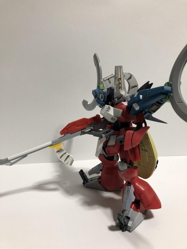 ヤクトドーガを使用し、リゼルの足を肩に見立ててますが、ポリキャップを流用するだけで無加工で付きました。
後はスターゲイザー、ジ・オ、Rギャギャ、バイアランカスタム等使用し、接続には100均のプチブロックを使用してます。