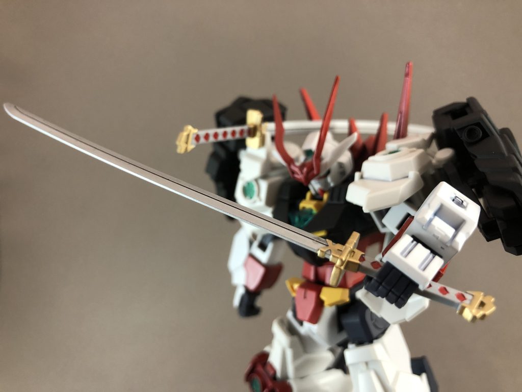 刀は鏡面仕上げにしようかと思ったのですが、スプレー塗装勢としては支出が痛く、致し方なしのノーマル光沢仕上げです。