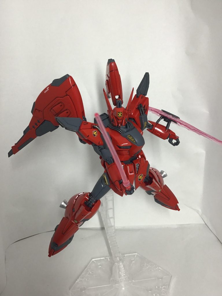 ビームサーベルを構えさせて。この写真だと多少見えやすいかもですが、今回は赤い装甲だけメタルカラー&光沢仕上げ、他の部位はつや消しで仕上げてます。