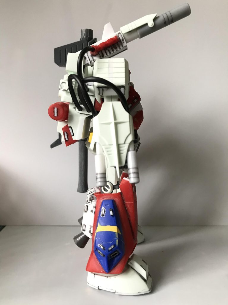 腕のビーム砲はプラパイプで作ってます。
モールドはパイプカッターで全部切らないよう気をつけてスジ彫りしました。
あまり大き過ぎないようにしました。