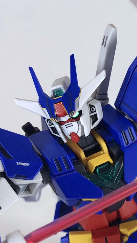 一番手を加えたアースアーマーの青いツノ
元が金型整形の都合厚みと丸みがあるのでエッジを立てつつ、
・ツノの裏を削り本体との密着をさせる
・画像黄色線部位などを削りこみ全体的に位置を下げる
・黄色縞部位はアニメの印象からC面として目元側へ斜めに削り込む
・コアガンダムの顔を後方に埋め込みアースアーマーツノの干渉部分を削る
これらによりキリッとした顔つきに見えてたら幸いです