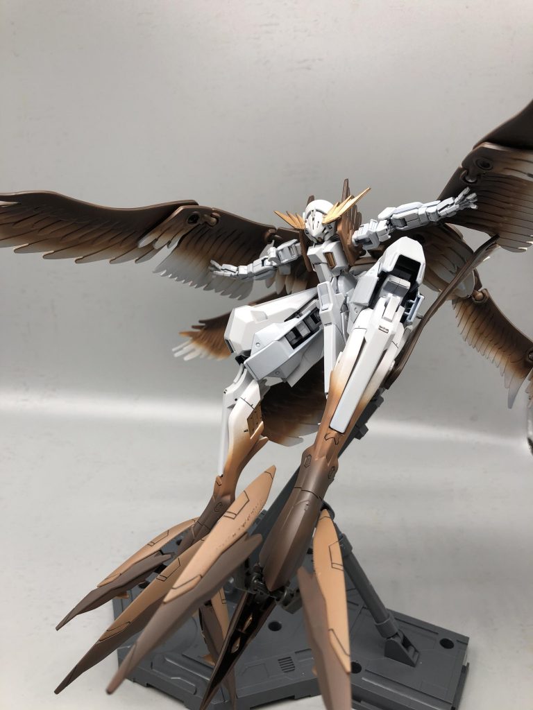 姿は猛禽類をイメージしていましたのでこういうポーズが似合う